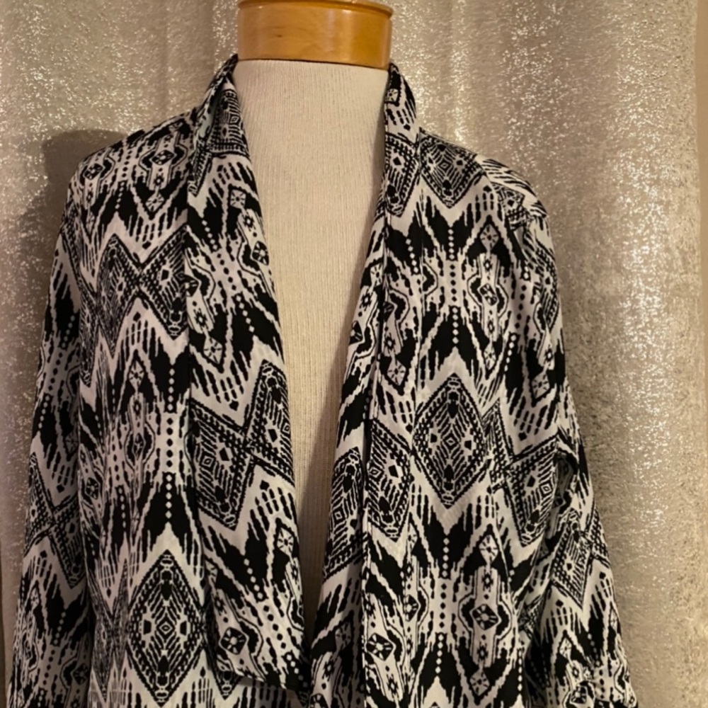 Light weight, stylish 3/4 length sleeves blazer for sale. - Picture 1 of 2